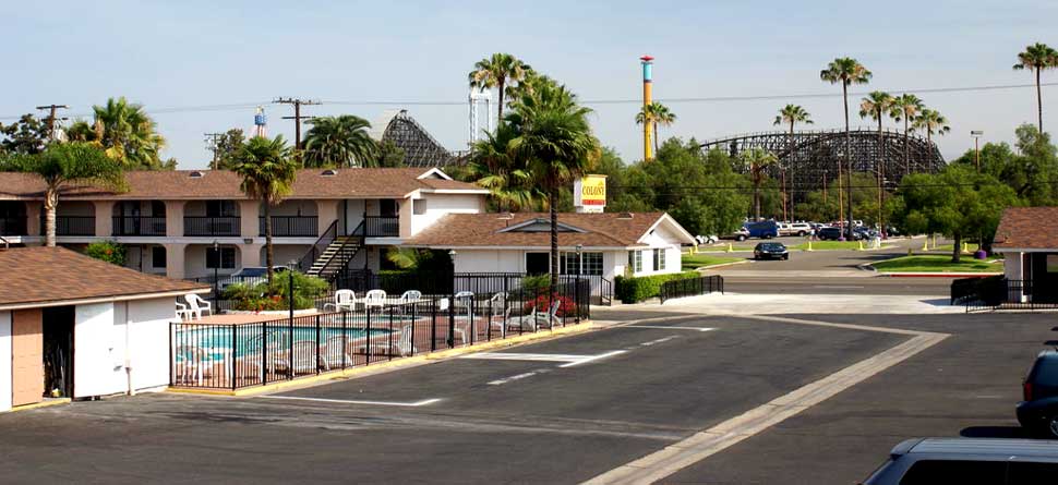 Front of Hotel Colony Inn Knotts Berry Farm